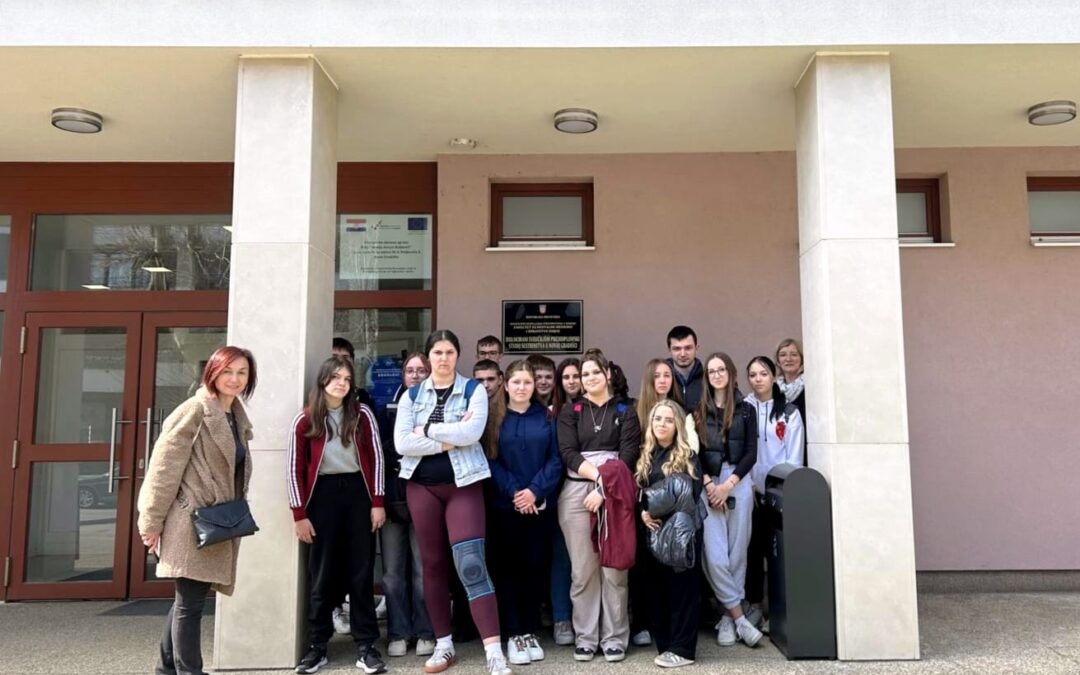 Posjet izložbi „Protuletje” u Galeriji Doma kulture u Novoj Gradiški